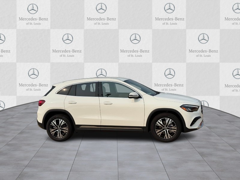 Mercedes-Benz GLA Vehicle Full-screen Gallery Image 2