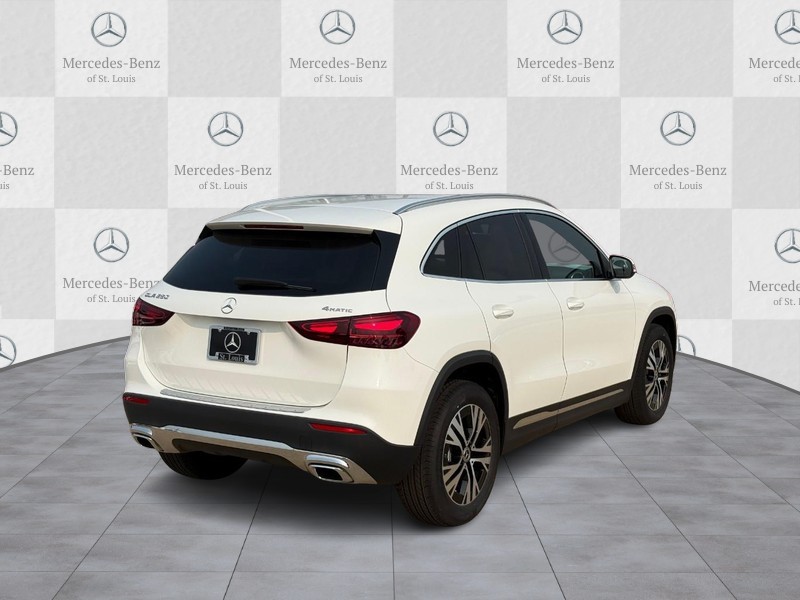 Mercedes-Benz GLA Vehicle Full-screen Gallery Image 3