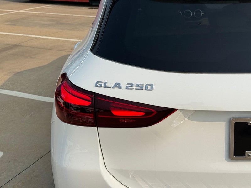 Mercedes-Benz GLA Vehicle Full-screen Gallery Image 4