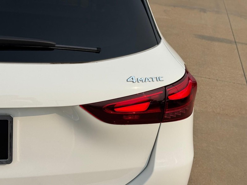 Mercedes-Benz GLA Vehicle Full-screen Gallery Image 5