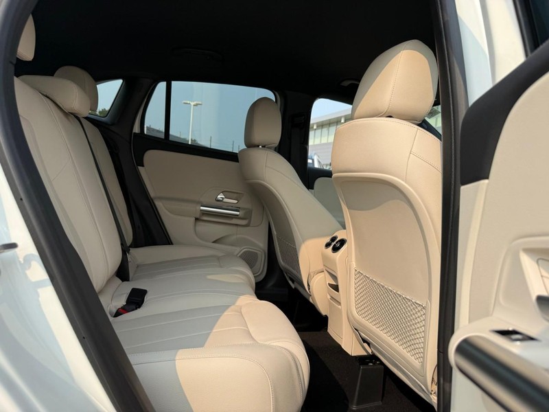 Mercedes-Benz GLA Vehicle Full-screen Gallery Image 6