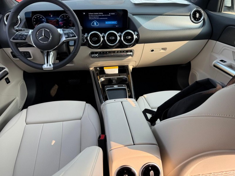 Mercedes-Benz GLA Vehicle Full-screen Gallery Image 7