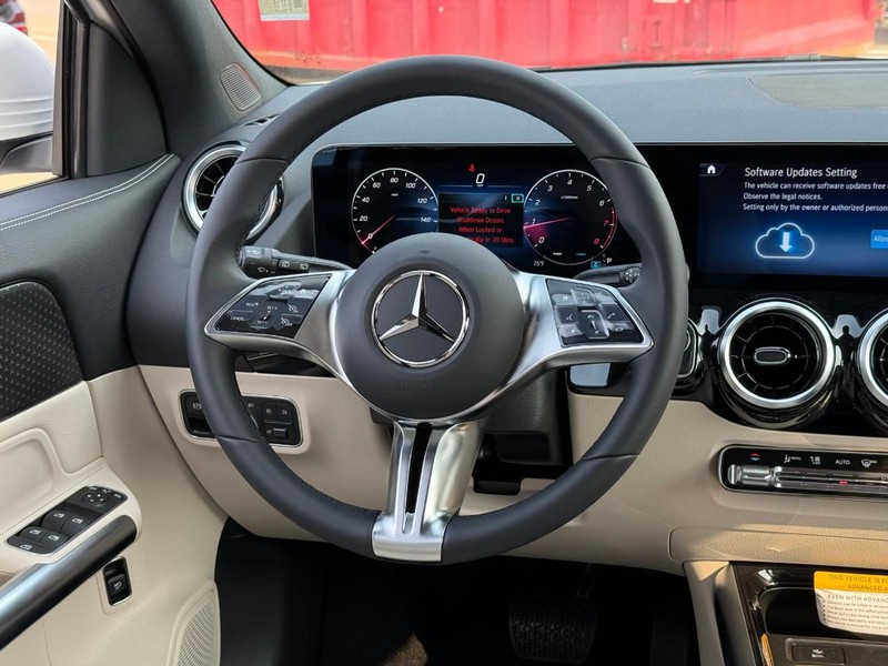 Mercedes-Benz GLA Vehicle Full-screen Gallery Image 8
