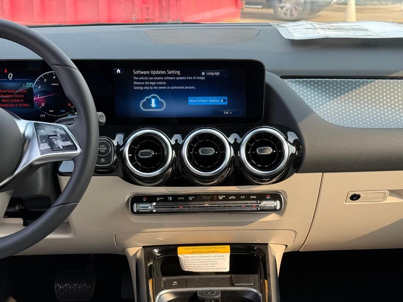 Mercedes-Benz GLA Vehicle Full-screen Gallery Image 9