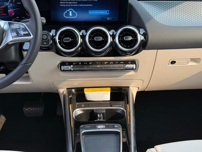 Mercedes-Benz GLA Vehicle Full-screen Gallery Image 10