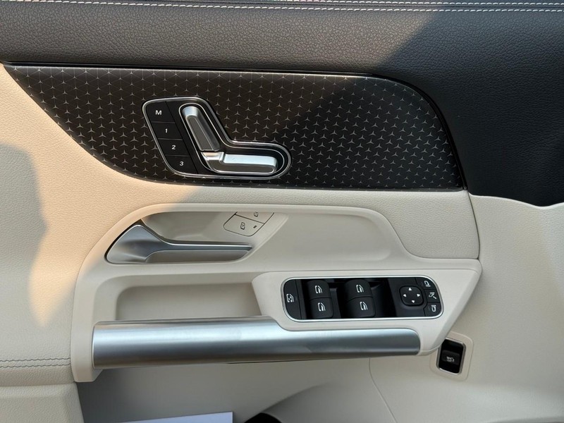 Mercedes-Benz GLA Vehicle Full-screen Gallery Image 11