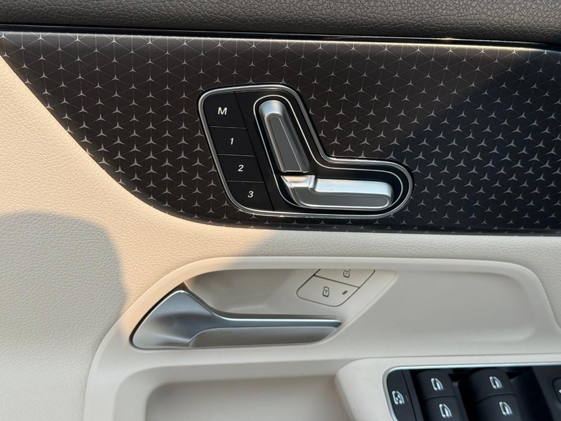 Mercedes-Benz GLA Vehicle Full-screen Gallery Image 12