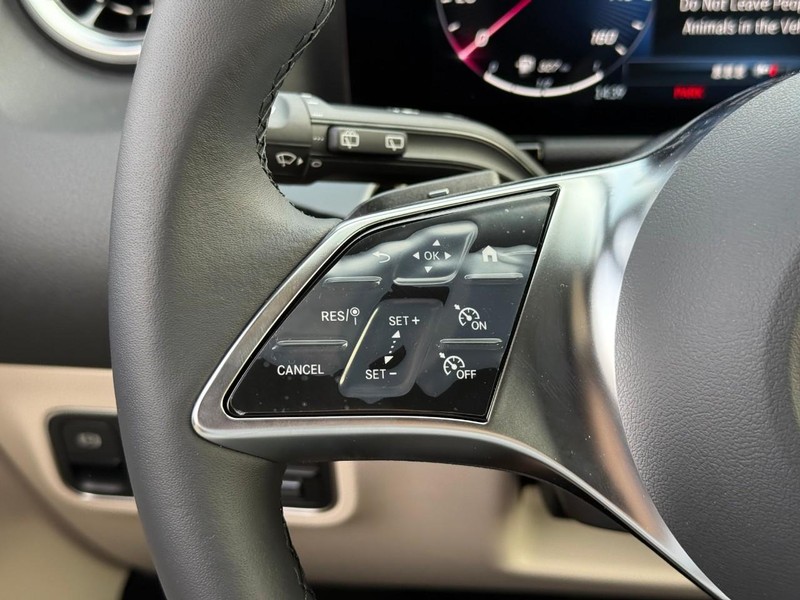 Mercedes-Benz GLA Vehicle Full-screen Gallery Image 13