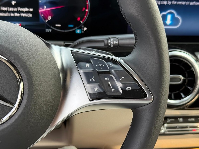 Mercedes-Benz GLA Vehicle Full-screen Gallery Image 14