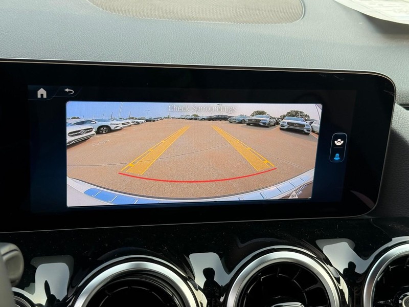 Mercedes-Benz GLA Vehicle Full-screen Gallery Image 15