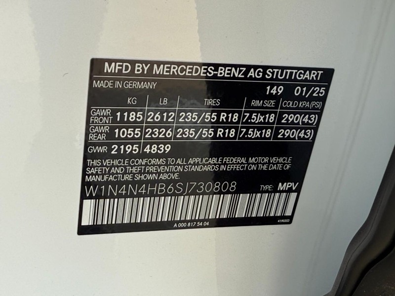 Mercedes-Benz GLA Vehicle Full-screen Gallery Image 16