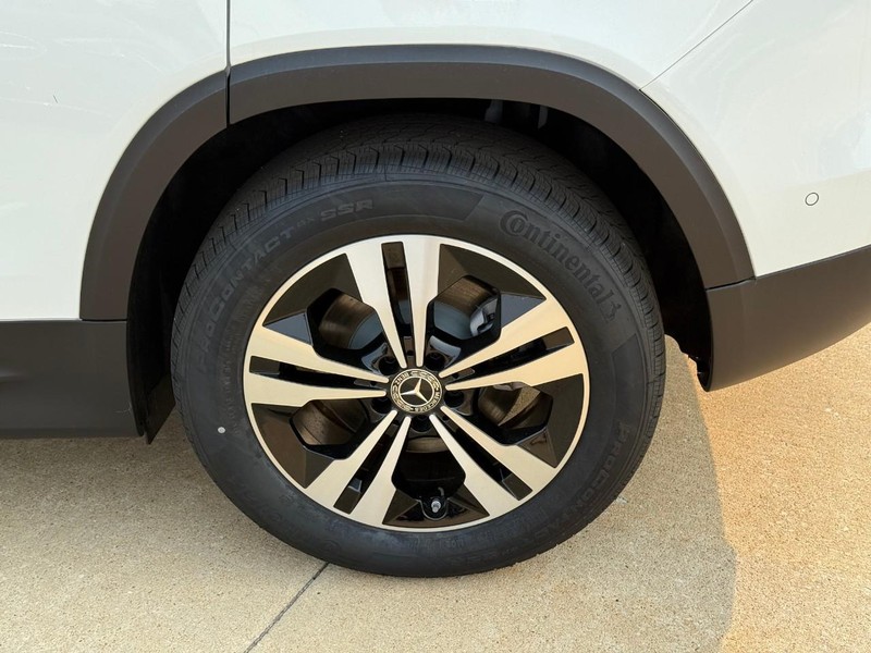 Mercedes-Benz GLB Vehicle Full-screen Gallery Image 4