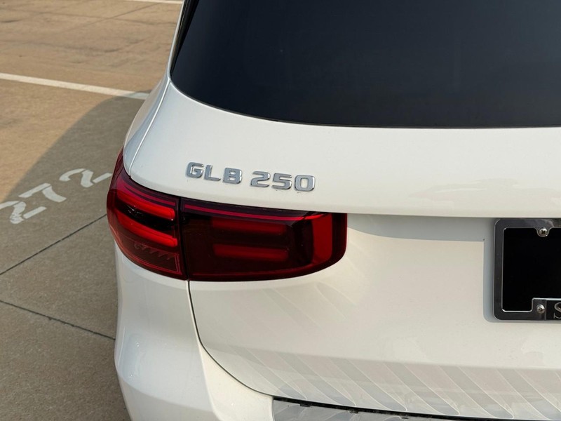 Mercedes-Benz GLB Vehicle Full-screen Gallery Image 5