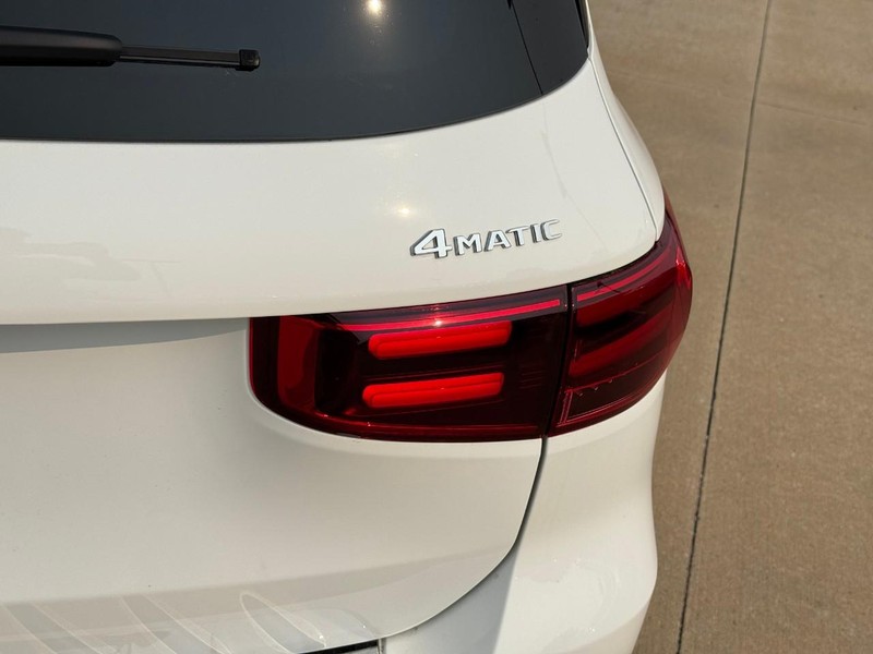 Mercedes-Benz GLB Vehicle Full-screen Gallery Image 6