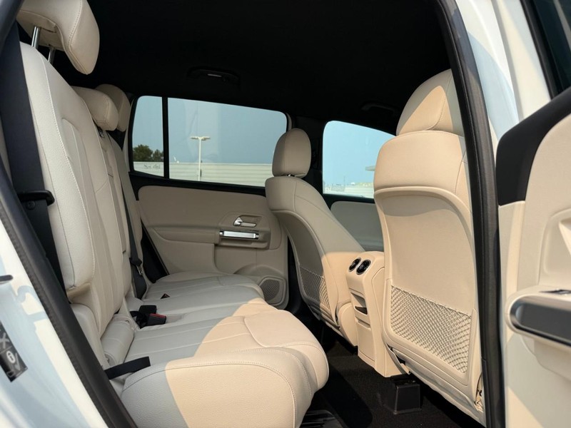 Mercedes-Benz GLB Vehicle Full-screen Gallery Image 7