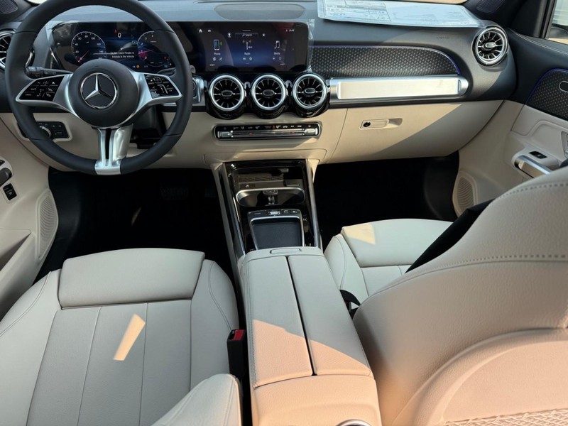 Mercedes-Benz GLB Vehicle Full-screen Gallery Image 8