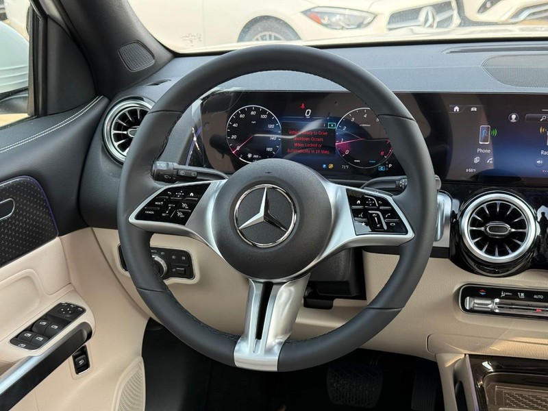 Mercedes-Benz GLB Vehicle Full-screen Gallery Image 9