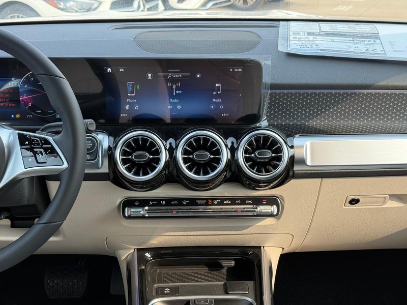 Mercedes-Benz GLB Vehicle Full-screen Gallery Image 10