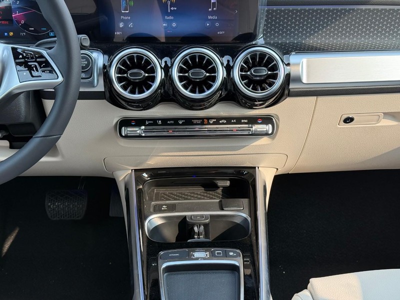 Mercedes-Benz GLB Vehicle Full-screen Gallery Image 11