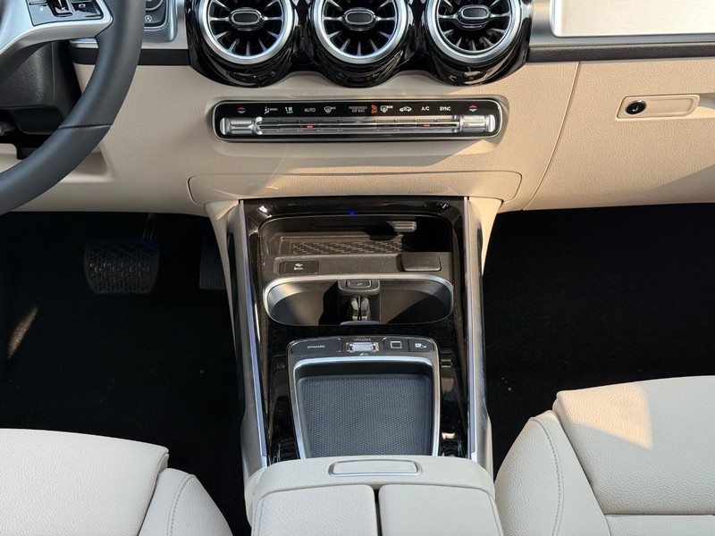 Mercedes-Benz GLB Vehicle Full-screen Gallery Image 12