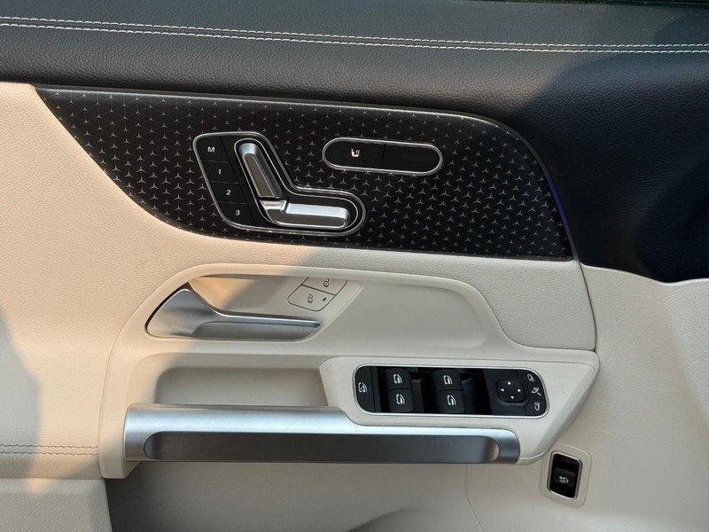 Mercedes-Benz GLB Vehicle Full-screen Gallery Image 13