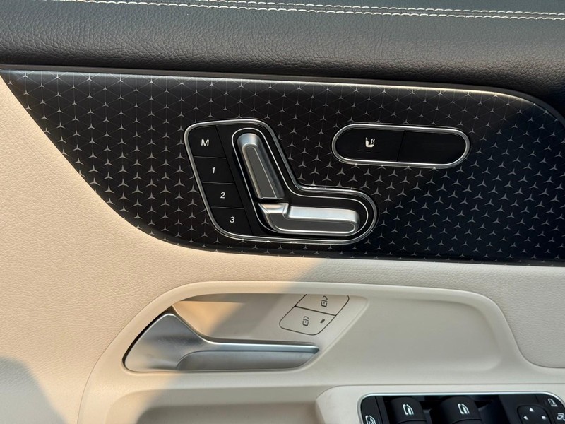 Mercedes-Benz GLB Vehicle Full-screen Gallery Image 14