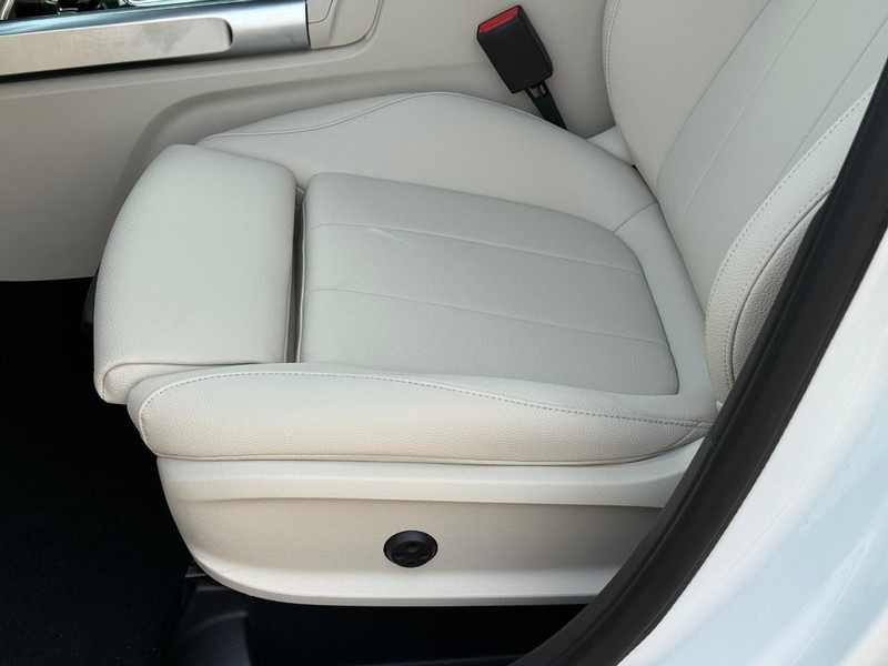 Mercedes-Benz GLB Vehicle Full-screen Gallery Image 15