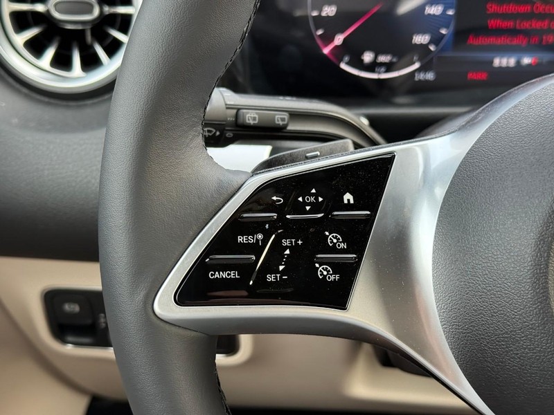 Mercedes-Benz GLB Vehicle Full-screen Gallery Image 16