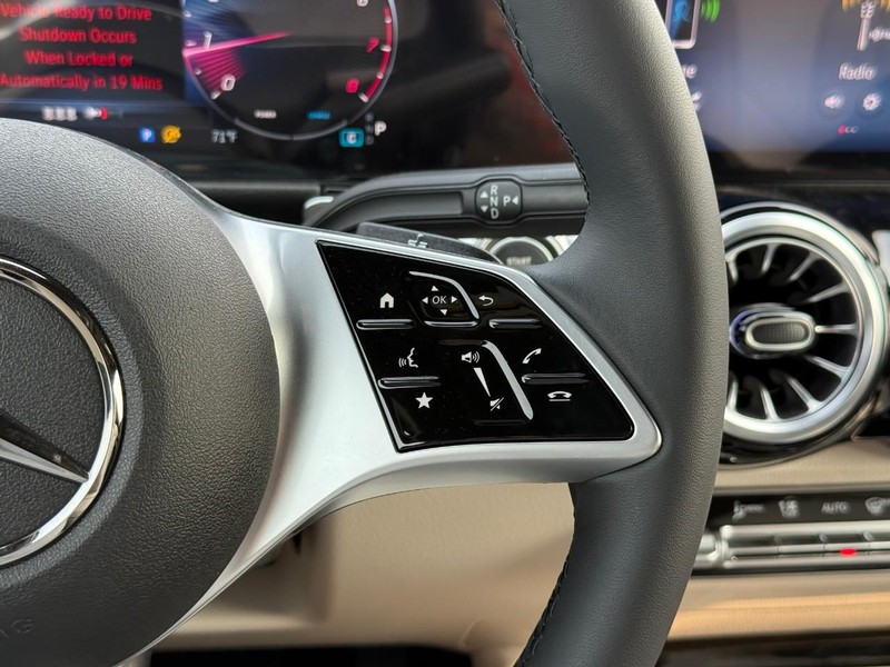 Mercedes-Benz GLB Vehicle Full-screen Gallery Image 17