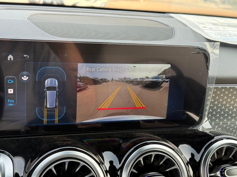 Mercedes-Benz GLB Vehicle Full-screen Gallery Image 18