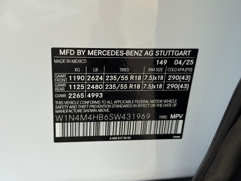 Mercedes-Benz GLB Vehicle Full-screen Gallery Image 19