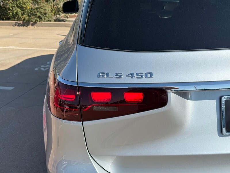 Mercedes-Benz GLS Vehicle Full-screen Gallery Image 4