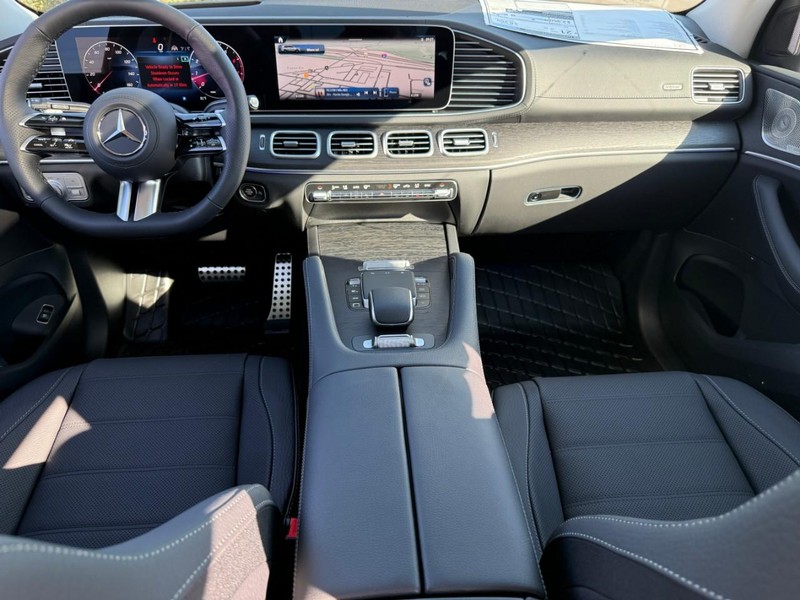 Mercedes-Benz GLS Vehicle Full-screen Gallery Image 7