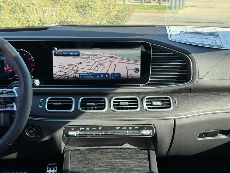 Mercedes-Benz GLS Vehicle Full-screen Gallery Image 9