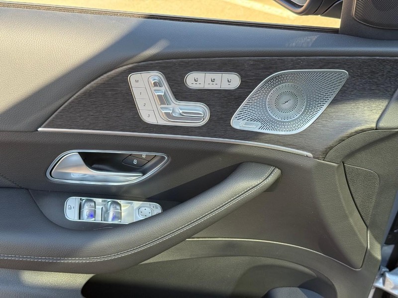 Mercedes-Benz GLS Vehicle Full-screen Gallery Image 11