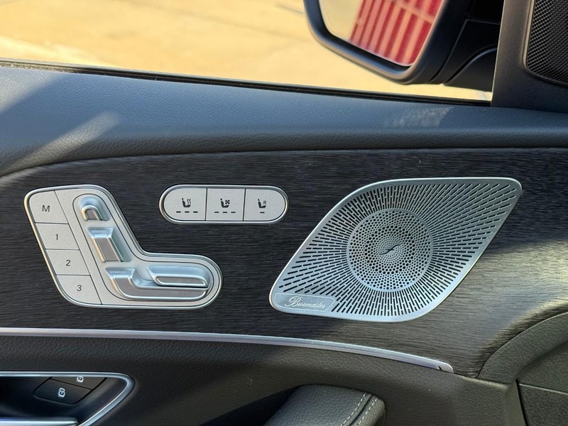 Mercedes-Benz GLS Vehicle Full-screen Gallery Image 12