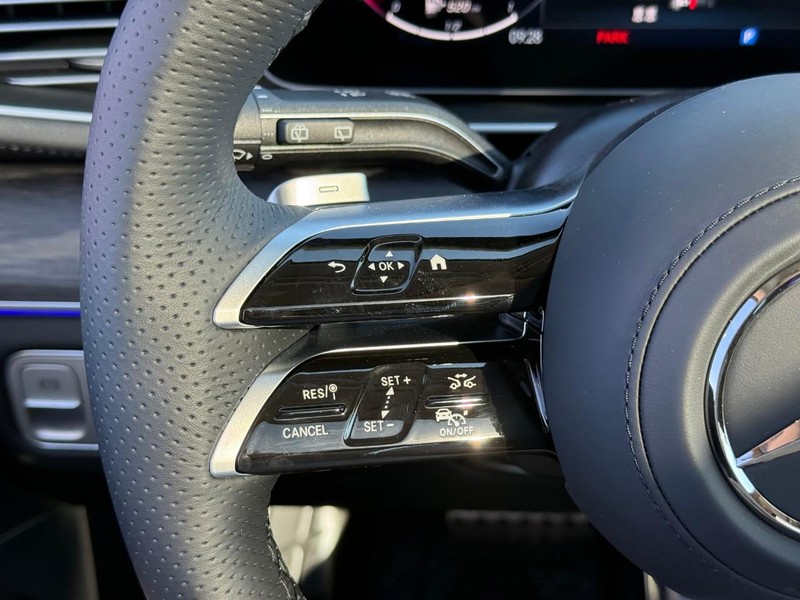 Mercedes-Benz GLS Vehicle Full-screen Gallery Image 14