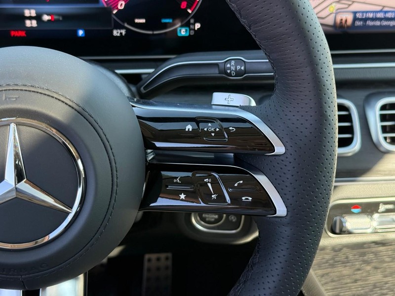 Mercedes-Benz GLS Vehicle Full-screen Gallery Image 15