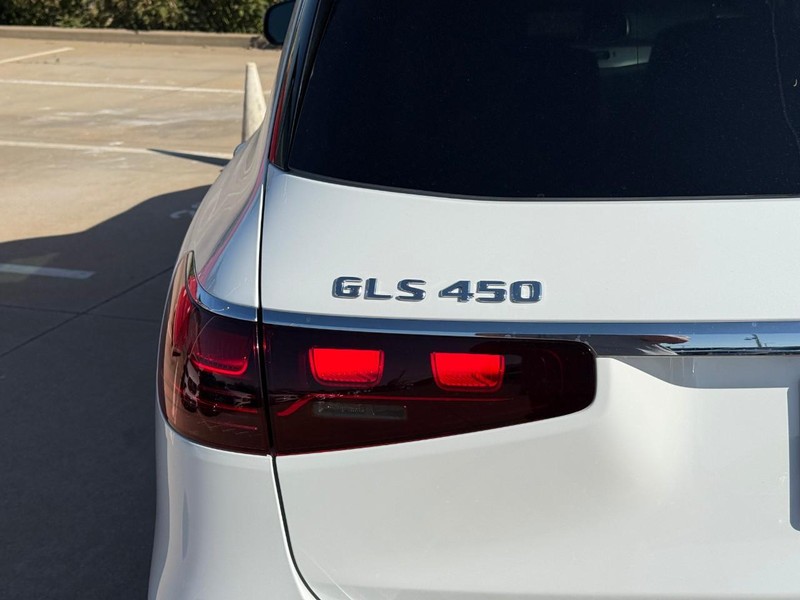 Mercedes-Benz GLS Vehicle Full-screen Gallery Image 4