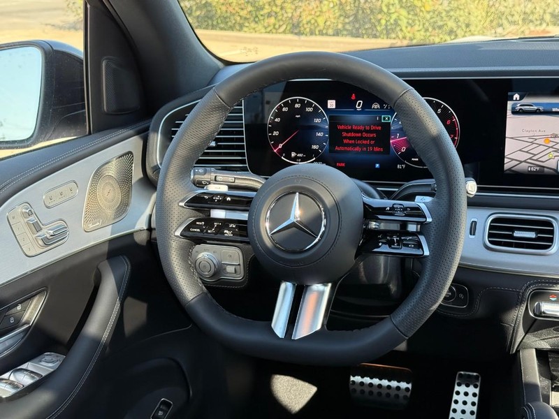 Mercedes-Benz GLS Vehicle Full-screen Gallery Image 8