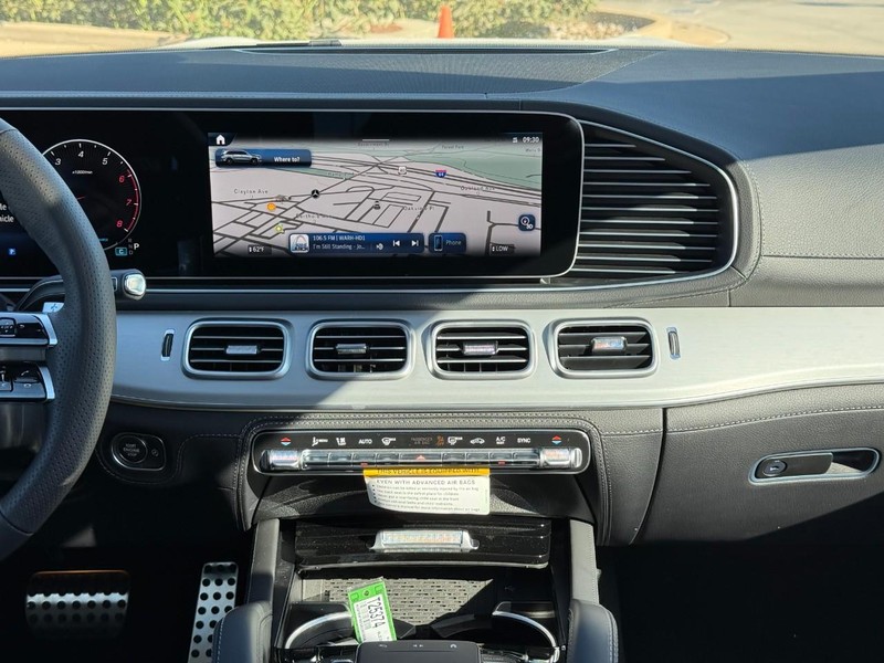 Mercedes-Benz GLS Vehicle Full-screen Gallery Image 9