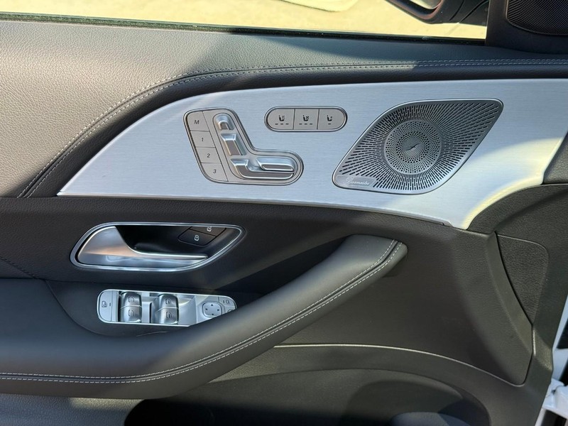 Mercedes-Benz GLS Vehicle Full-screen Gallery Image 11