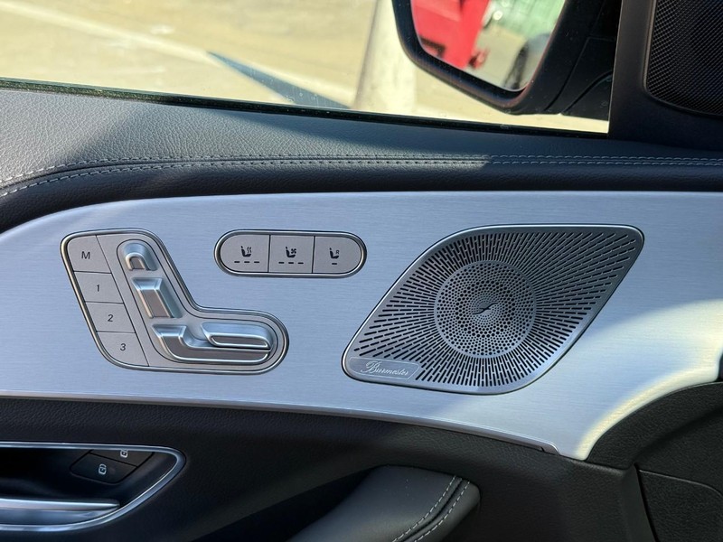 Mercedes-Benz GLS Vehicle Full-screen Gallery Image 12