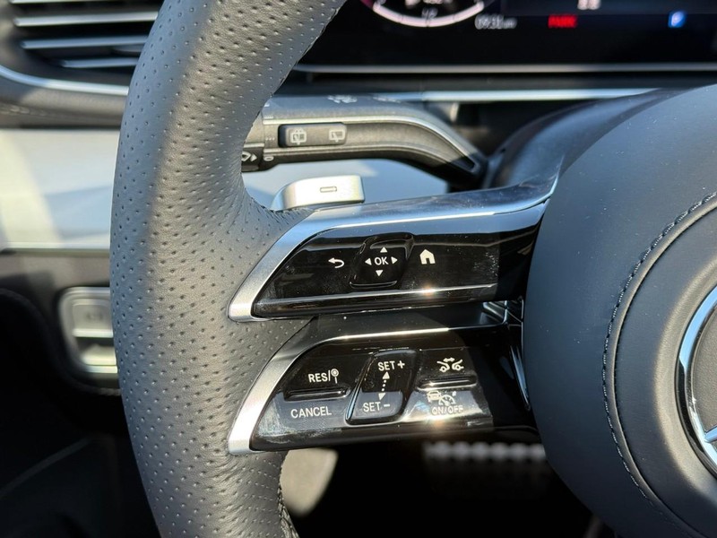 Mercedes-Benz GLS Vehicle Full-screen Gallery Image 14