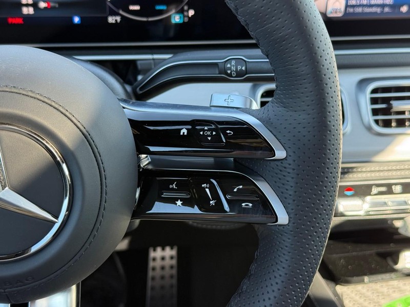 Mercedes-Benz GLS Vehicle Full-screen Gallery Image 15