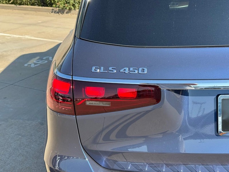 Mercedes-Benz GLS Vehicle Full-screen Gallery Image 4