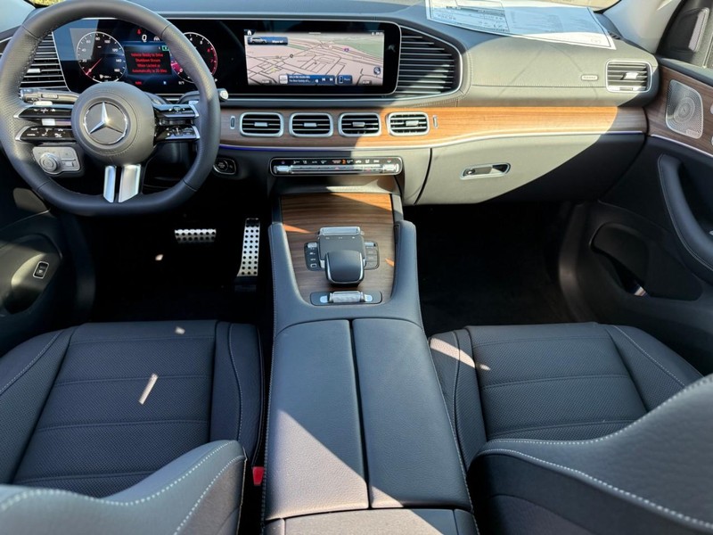 Mercedes-Benz GLS Vehicle Full-screen Gallery Image 7