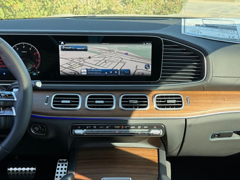 Mercedes-Benz GLS Vehicle Full-screen Gallery Image 9