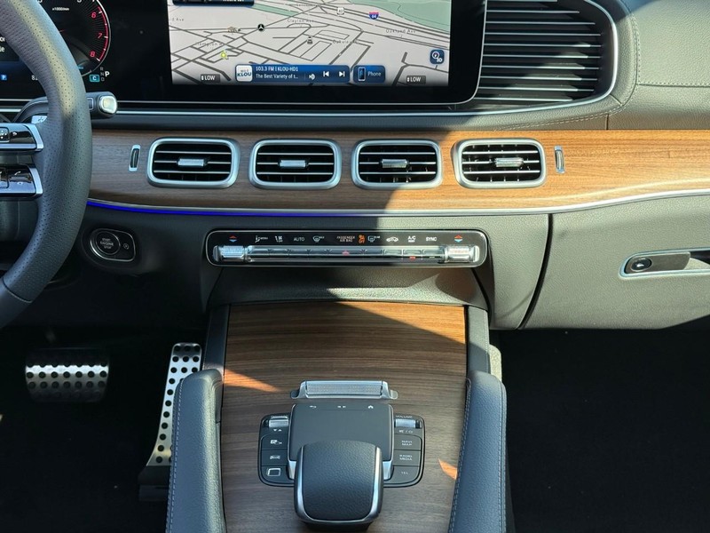 Mercedes-Benz GLS Vehicle Full-screen Gallery Image 10