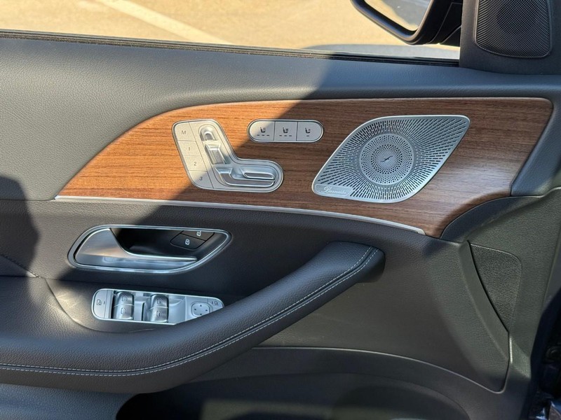 Mercedes-Benz GLS Vehicle Full-screen Gallery Image 11